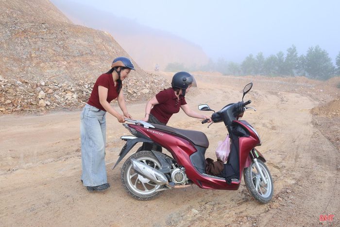 Thời hạn gia hạn lần thứ hai chỉ còn tính bằng ngày, trong khi khối lượng công việc của dự án vẫn ngổn ngang chưa biết đến bao giờ mới hoàn thành. Sau nhiều lần lỡ hẹn, việc hoàn thành tuyến ĐH90 đúng mốc 30/9 không chỉ là yêu cầu về tiến độ dự án, mà còn là mong mỏi của người dân đã nhiều năm chịu ảnh hưởng.