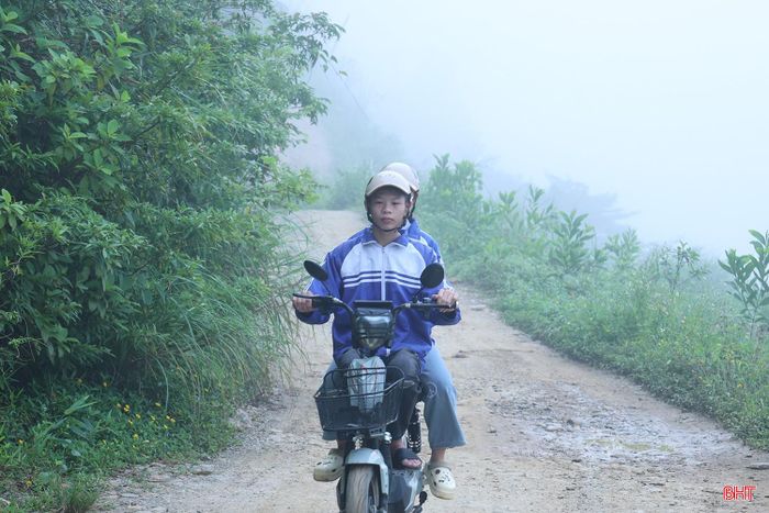 Em Võ Nguyễn Bảo Phúc, lớp 9A, Trường Tiểu học và THCS Hương Xuân chia sẻ: “Gần 2 năm nay, đường chính chưa đi được nên chúng em phải đến trường bằng đường Vực Chình. Đường nhỏ, nhiều đá sỏi, đi lại rất khó khăn; những hôm sáng sớm có sương mù, tầm nhìn hạn chế nên em đã vài lần bị trượt ngã”.