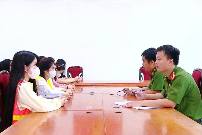 Phòng Cảnh sát hình sự, Công an TP Hà Nội triệt phá đường dây mua bán, san chiết trái phép tinh dầu chứa chất ma túy Etomidate quy mô lớn. Ảnh: Cổng Thông tin điện tử Bộ Công an.