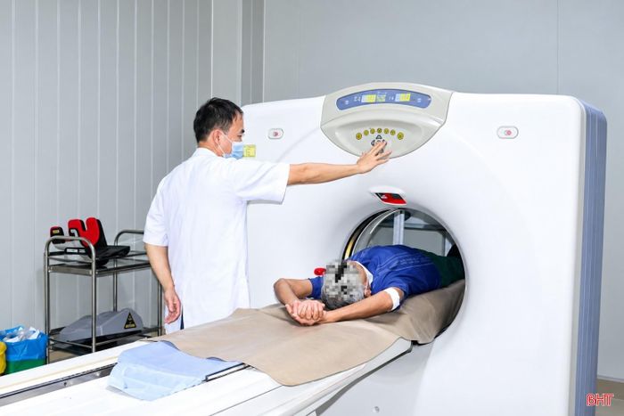 Bác sĩ Bệnh viện Phổi Hà Tĩnh chụp CT phổi cho bệnh nhân hút thuốc lá điện tử trong nhiều năm.