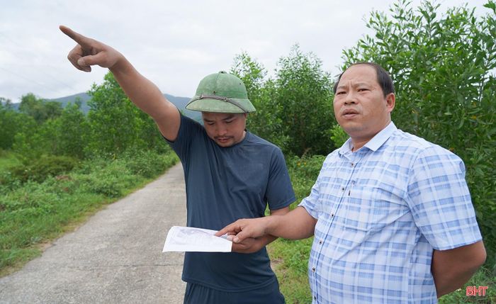  “Gia đình tôi có khoảng 5ha đất trồng keo, tràm nằm trong khu vực dự kiến thực hiện dự án. Nếu dự án được triển khai, gia đình tôi cũng như các hộ dân ở đây đều mong muốn các bước thực hiện được tiến hành thuận lợi, đảm bảo quyền lợi chính đáng của người dân để sớm bàn giao mặt bằng”, ông Mai Văn Hiền (người bên trái) trú thôn Đông Thịnh, xã Hồng Lộc cho biết. 
