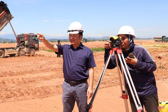 Trên công trường dự án đầu tư xây dựng và kinh doanh hạ tầng khu công nghiệp VSIP Hà Tĩnh.