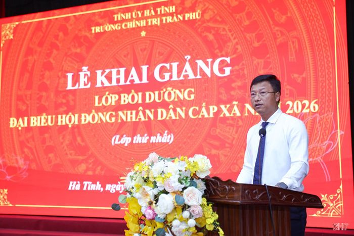 Hiệu trưởng Trường Chính trị Trần Phú Phan Duy Vĩnh phát biểu tại lễ khai giảng.