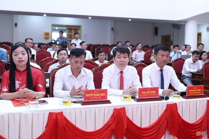 Đại biểu tham dự lễ khai giảng.