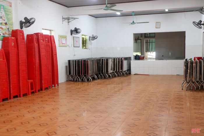 Cán bộ, giáo viên Trường Tiểu học Thạch Hà vệ sinh bếp ăn, sẵn sàng cho việc triển khai công tác bán trú.