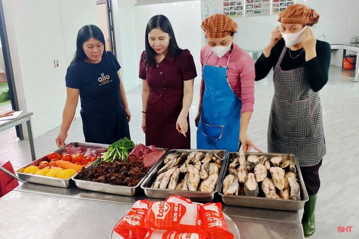 Tại Trường Mầm non Xuân Lộc, thực phẩm đầu vào phục vụ bữa ăn bán trú được nhà trường, phụ huynh kiểm tra kỹ càng.