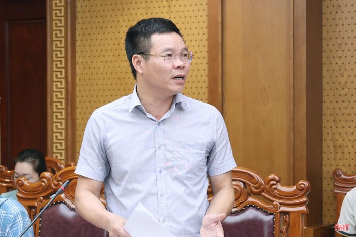 Ông Nguyễn Danh Phong - Quyền Giám đốc Ban QLDA đầu tư xây dựng công trình giao thông và phát triển đô thị tỉnh báo cáo tiến độ triển khai các dự án.