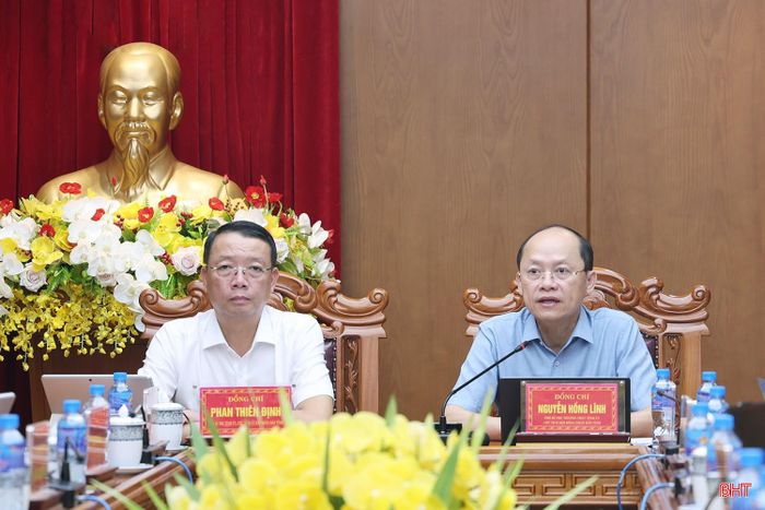 Đồng chí Nguyễn Hồng Lĩnh - Phó Bí thư Thường trực Tỉnh ủy, Chủ tịch HĐND tỉnh và đồng chí Phan Thiên Định - Phó Bí thư Tỉnh ủy, Chủ tịch UBND tỉnh chủ trì.