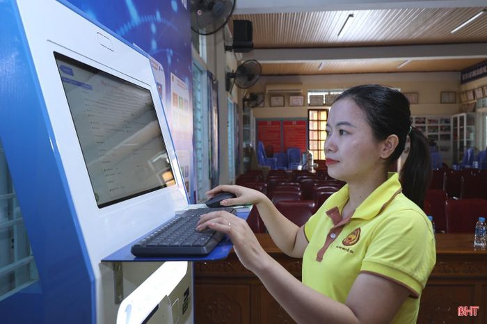 Tranh thủ thời gian cuối buổi chiều, chị Lê Thị Phượng (tổ dân phố 29) đến nhà văn hoá tổ dân phố thực hiện thủ tục hành chính.