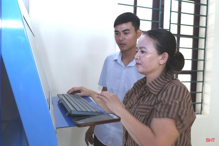  Bà Lục đến Kiosk dịch vụ công của tổ dân phố để làm thủ tục hành chính trực tuyến. 