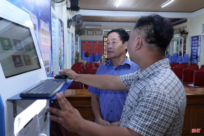Ông Nguyễn Đăng Khoa (ngoài cùng bên trái) trao đổi các vấn đề về chuyển đổi số.