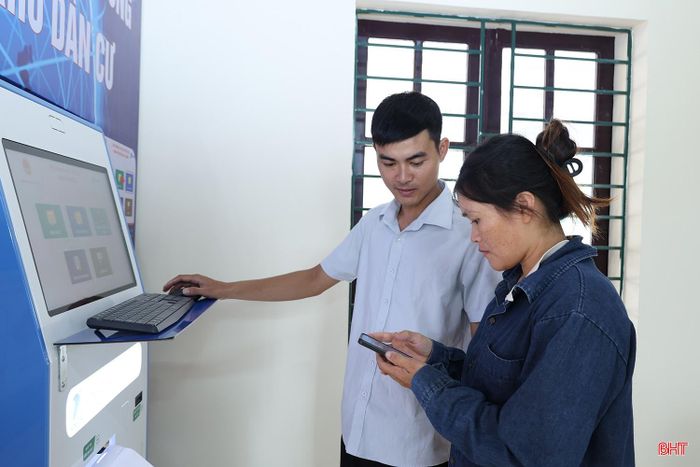 Anh Trần Hậu Quân - Tổ trưởng Tổ dân phố 24 hướng dẫn người dân làm thủ tục hành chính.