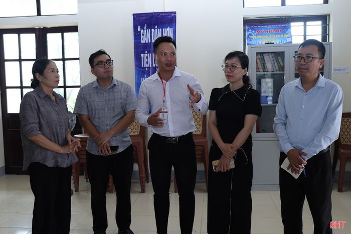  Ông Nguyễn Thanh Hải (áo trắng)- Giám đốc Trung tâm Phục vụ hành chính công phường Thành Sen trao đổi về giải pháp để phát huy hiệu quả Kiosk dịch vụ công tại khu dân cư. 