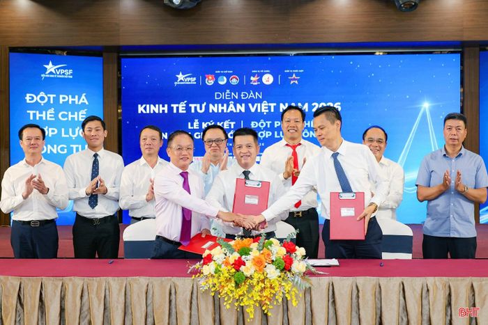 Tại Diễn đàn phát triển kinh tế tư nhân tỉnh Hà Tĩnh năm 2026 diễn ra vào cuối tháng 5, Hội Doanh nhân trẻ Hà Tĩnh ký biên bản ghi nhớ hợp tác với CLB Doanh nhân Sao Đỏ và CLB Sao Vàng đất Việt.