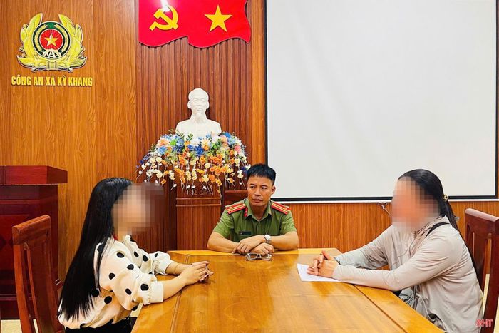 Tại cơ quan công an, chị T.T.T.H. (ngoài cùng bên phải) thừa nhận hành vi vi phạm.