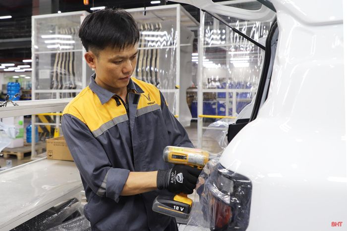 Bên trong Nhà máy sản xuất ô tô điện VinFast Hà Tĩnh.