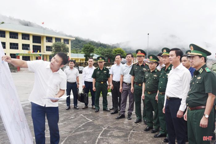 Thiếu tướng Võ Tiến Nghị - Phó Tư lệnh Bộ đội Biên phòng và các thành viên đoàn cùng đồng chí Trần Báu Hà - Ủy viên BTV Tỉnh ủy, Phó Chủ tịch Thường trực UBND tỉnh nghe báo cáo công tác quy hoạch Cửa khẩu quốc tế Cầu Treo.