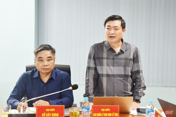 Ông Trần Đình Nghị - Phó Trưởng ban Quản lý KKT tỉnh báo cáo tình hình quản lý nhà nước, quy hoạch, thu hút đầu tư tại Khu kinh tế tỉnh, trọng tâm là khu vực Cửa khẩu quốc tế Cầu Treo.