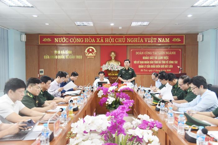 Đoàn khảo sát làm việc với các sở, ngành, địa phương.