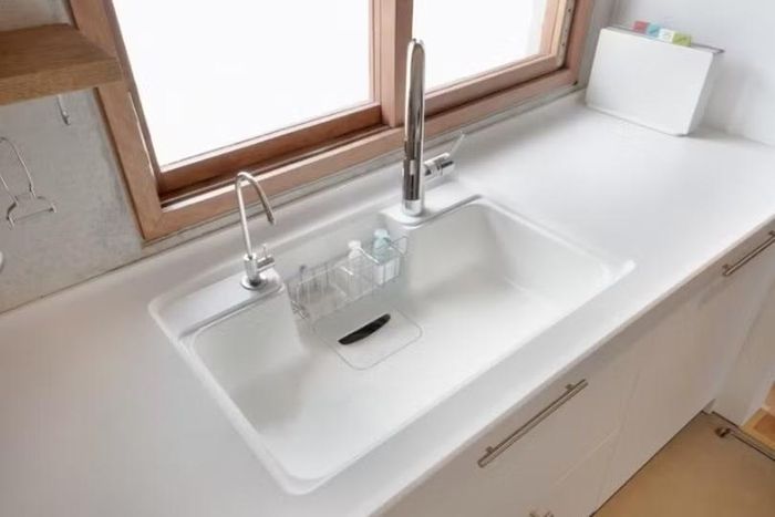 Mép chậu gắn âm liền khối với mặt bếp BMC - không mối nối, không đường silicone.