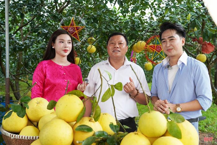 Lãnh đạo xã Phúc Trạch trao đổi, chia sẻ về các sản phẩm đặc trưng của địa phương đến người tiêu dùng.
