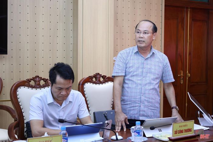 Ông Dương Thanh Hoà, Phó Giám đốc Sở Công Thương báo cáo về thực trạng quản lý, vận hành, kinh doanh bán lẻ điện và việc chuyển giao lưới điện hạ áp trên địa bàn tỉnh.