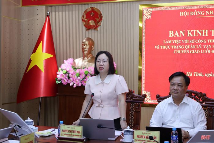 Bà Nguyễn Thị Thúy Nga, Trưởng ban Kinh tế - Ngân sách, HĐND tỉnh Hà Tĩnh phát biểu tại buổi làm việc.