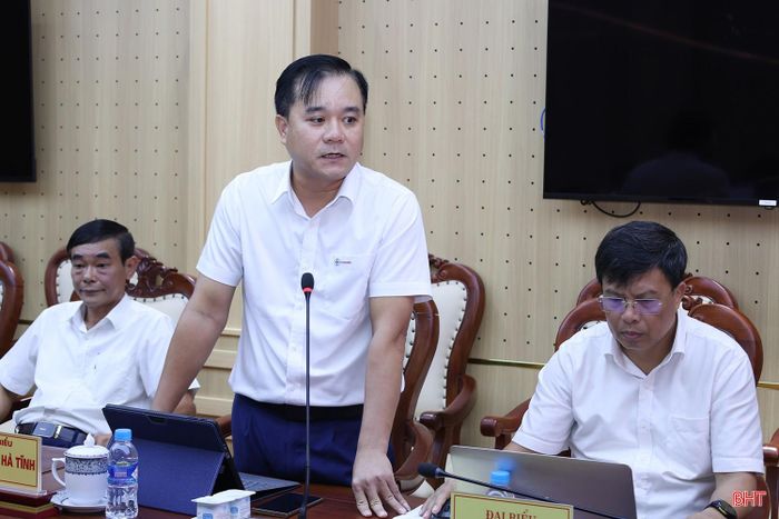 Ông Trần Đức Sơn, Phó Giám đốc Công ty Điện lực Hà Tĩnh thông tin về công tác chuyển giao các công trình lưới điện nông thôn trên địa bàn tỉnh.