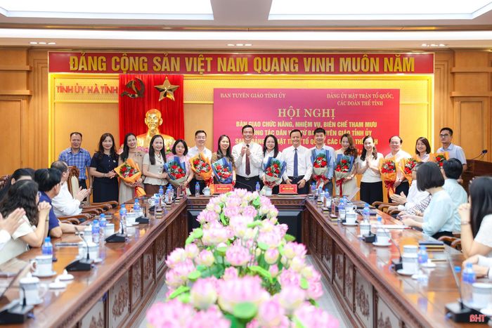 Các đồng chí lãnh đạo tỉnh tặng hoa chúc mừng các đồng chí chuyển giao công tác.