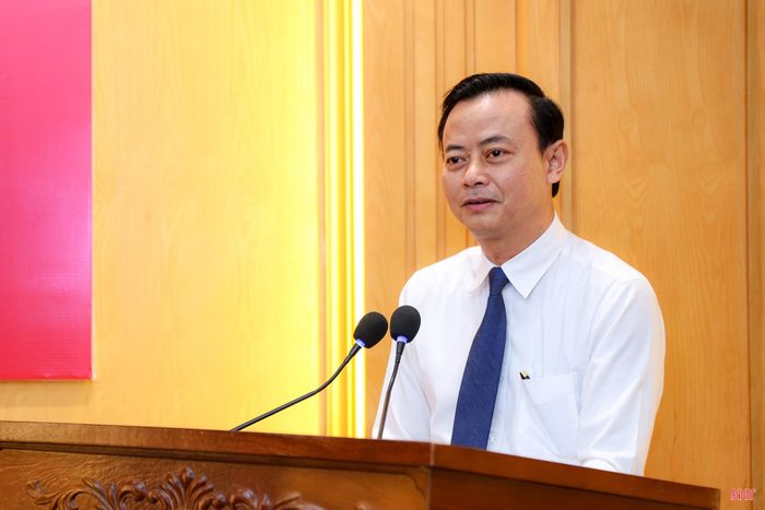 Đồng chí Hà Văn Hùng - Ủy viên BTV, Trưởng ban Tuyên giáo Tỉnh ủy phát biểu tại hội nghị.