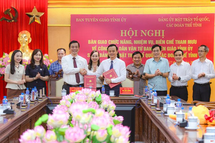 Đồng chí Hà Văn Hùng - Ủy viên BTV, Trưởng ban Tuyên giáo Tỉnh ủy và đồng chí Nguyễn Thành Đồng - Ủy viên BTV Tỉnh ủy, Chủ tịch Ủy ban MTTQ tỉnh ký kết biên bản bàn giao chức năng, nhiệm vụ về công tác dân vận.