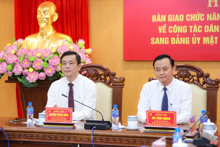 Chủ trì hội nghị.