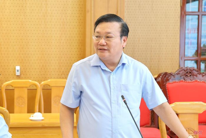  Phó Giám đốc BHXH tỉnh Phan Văn Anh trao đổi tại lễ ký kết. 