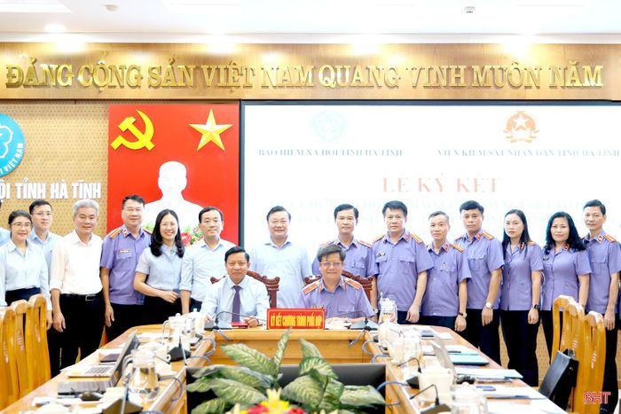  Lãnh đạo BHXH tỉnh Hà Tĩnh và Viện kiểm sát nhân dân tỉnh ký kết quy chế phối hợp. 