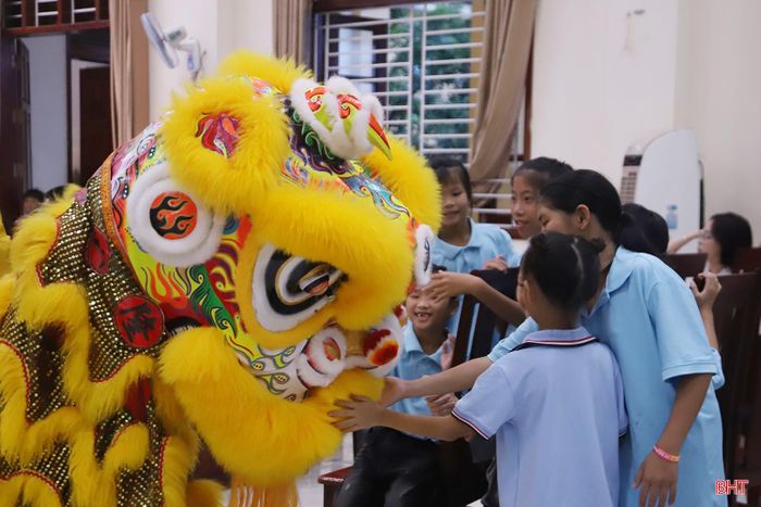Màn múa lân sôi động.