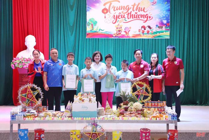 Tại chương trình, các đơn vị thiện nguyện đã trao tặng số tiền hơn 30 triệu đồng để chăm sóc các em nhỏ tại Làng Trẻ em mồ côi Hà Tĩnh.
