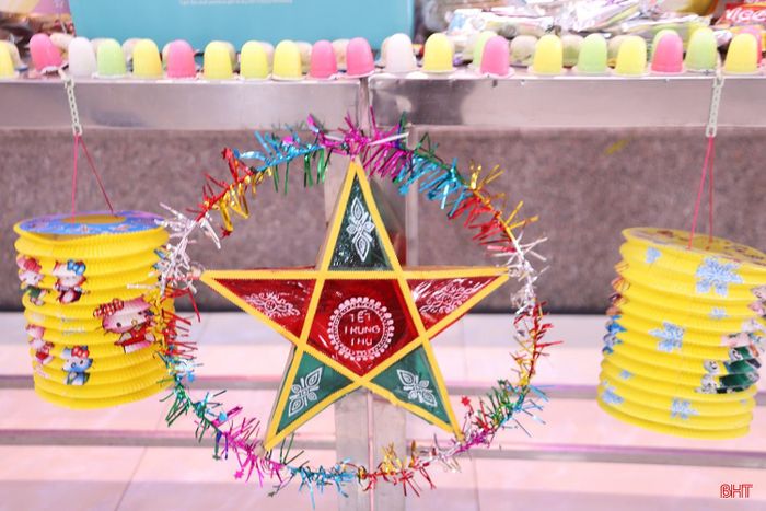 Các đơn vị thiện nguyện cũng mang đến cho các em nhỏ không khí và sắc màu của đêm hội trăng rằm.