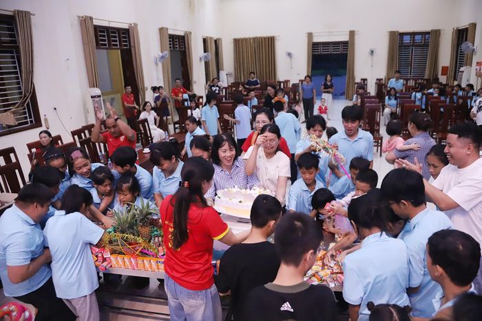 Cùng nhau quây quần phá cỗ Trung thu sớm tại Làng Trẻ em mồ côi Hà Tĩnh.