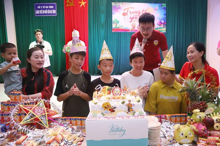 Dịp này, những em nhỏ có ngày sinh trong tháng 9 cũng được tổ chức tiệc sinh nhật, nhận những món quà ý nghĩa và thổi nến chào đón tuổi mới.