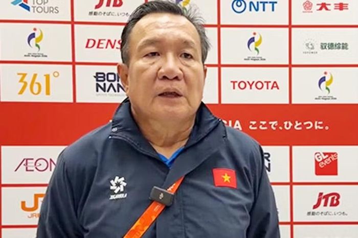 HLV Hoàng Văn Phúc của ĐT nữ Việt Nam.