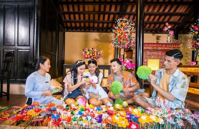 Làng nghề truyền thống hấp dẫn giới trẻ đến trải nghiệm. (Ảnh: CTV/Vietnam+)