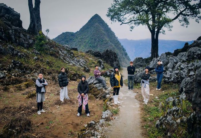 Giới trẻ đam mê trải nghiệm những cung đường và bản làng ở công viên địa chất Hà Giang. (Ảnh: Vương Công Nam/Vietnam+)