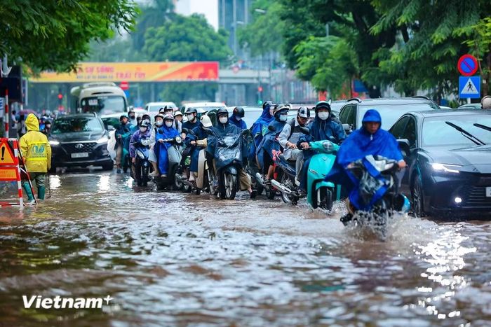 Do ngập sâu đúng vào giờ cao điểm sáng, các phương tiện đi qua Thái Hà bị ùn vì không thể di chuyển qua đoạn ngập nước. (Ảnh: Hoài Nam/Vietnam+)