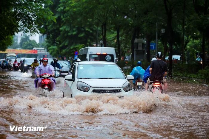 Lượng nước đổ dồn trong thời gian ngắn khiến hệ thống thoát nước bị quá tải, gây ra hàng loạt điểm ngập úng trên các trục giao thông chính. (Ảnh: Hoài Nam/Vietnam+)