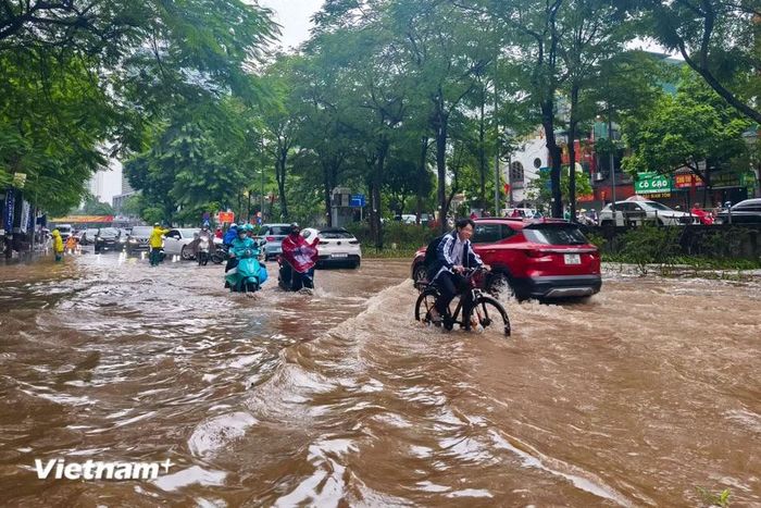 Theo báo cáo tình hình thoát nước thời điểm 6 giờ sáng ngày 17/9, trên địa bàn thành phố lượng mưa ghi nhận từ đêm đến sáng trung bình 80-160mm. (Ảnh: Hoài Nam/Vietnam+)