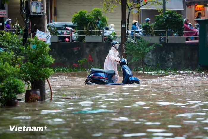 Ngõ 165 Thái Hà đoạn trước tòa nhà Sông Hồng Parkview ngập nặng. (Ảnh: Hoài Nam/Vietnam+)