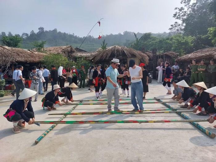 Du khách múa sạp tại Điểm du lịch cộng đồng bản Miền, Ba Vì. (Ảnh: Đinh Thuận/TTXVN)