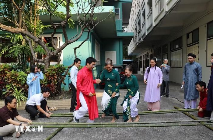 Kiều bào vui múa sạp tại Tết cộng đồng 2026. (Ảnh: Đỗ Sinh/TTXVN)