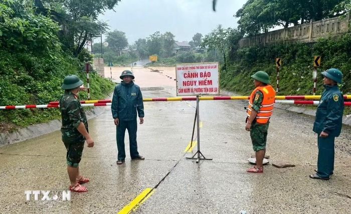 Bộ đội Biên phòng tỉnh Quảng Trị chủ động triển khai phương án ứng phó thiên tai theo phương châm “4 tại chỗ”. (Ảnh: TTXVN phát)