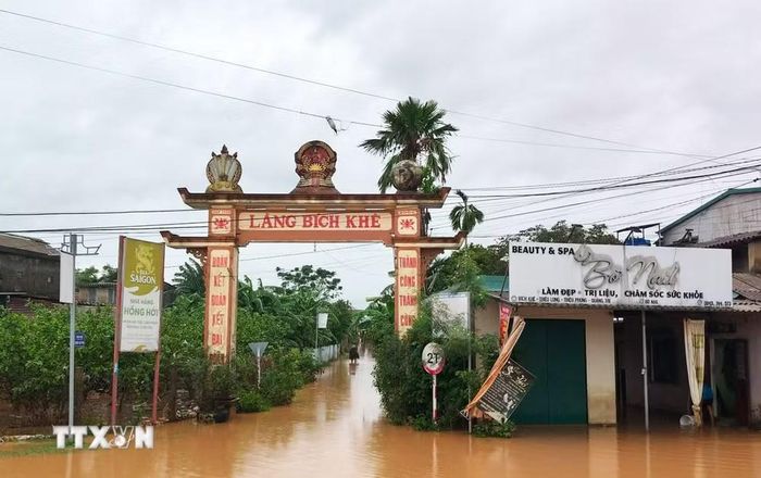 Nhiều khu dân cư tại xã Ái Tử (Quảng Trị) bị ngập lụt do mưa lớn. (Ảnh: Tường Vi/TTXVN)